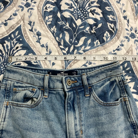 Hollister Ultra High-Rise Mom Jean 0S W24 L25 - Picture 8 of 10